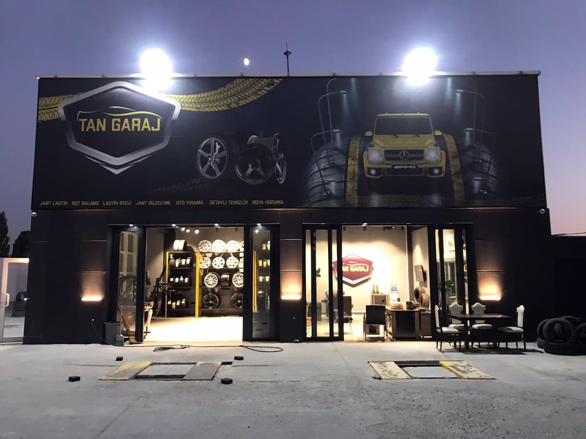 Tan Garaj dükkân cephesi ve servis girişi