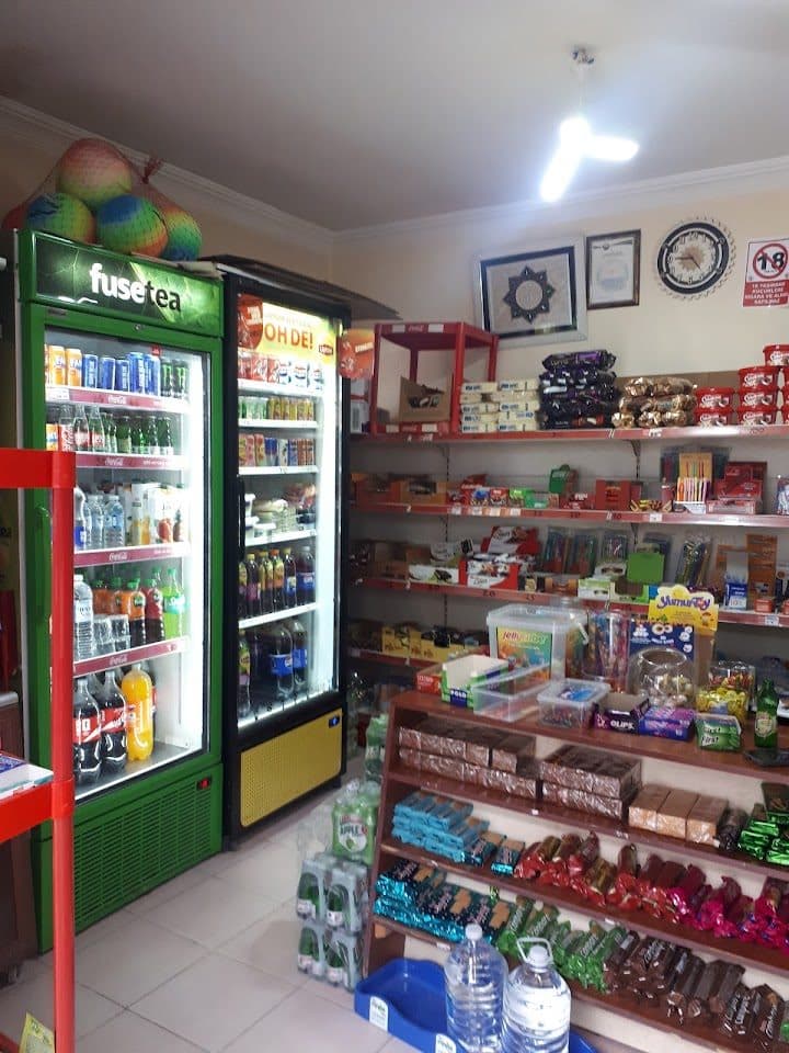 İçecek soğutucuları ve dolu raflar