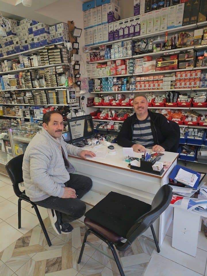 Dolu raflarıyla mağaza içi