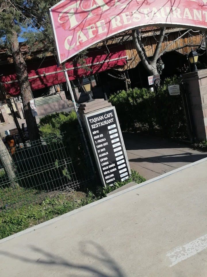 Taşhan Cafe Restaurant — bahçe ve tabela