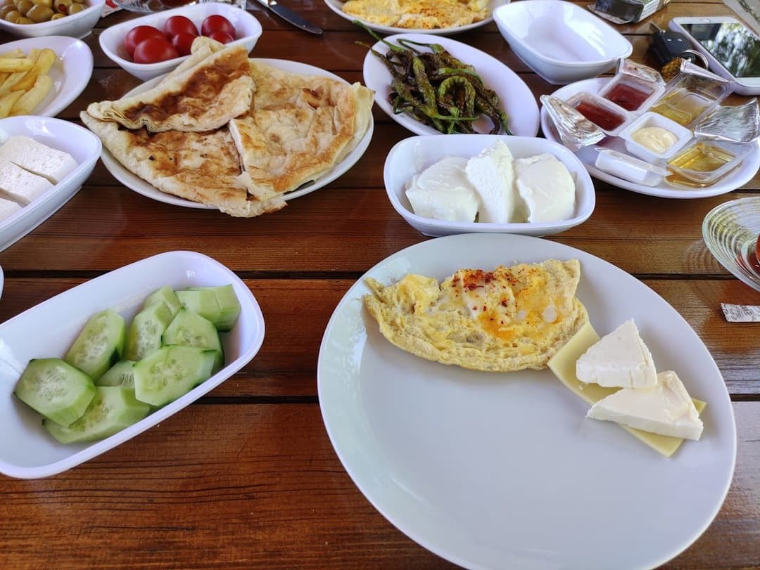 Serpme kahvaltı ve gözleme
