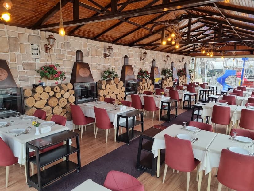 Ferah iç salon ve hazır masalar
