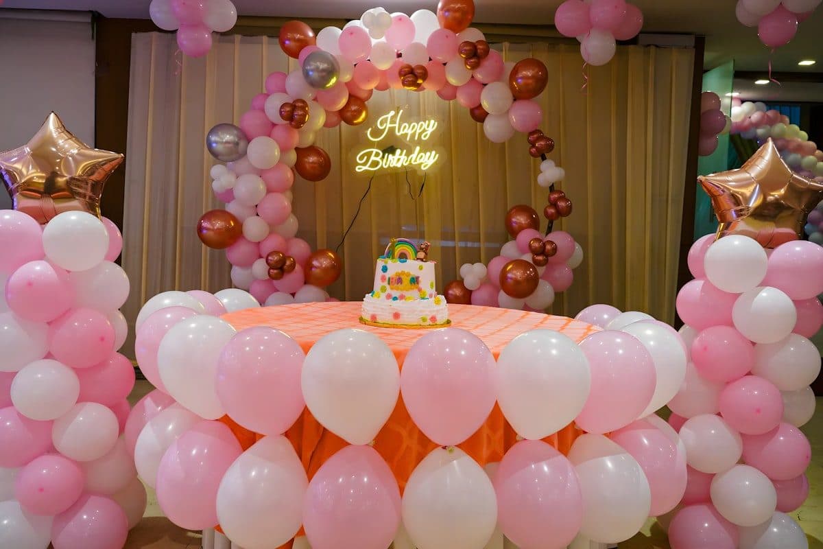 Balon süslemeli kutlama masası düzeni (temsili görsel)