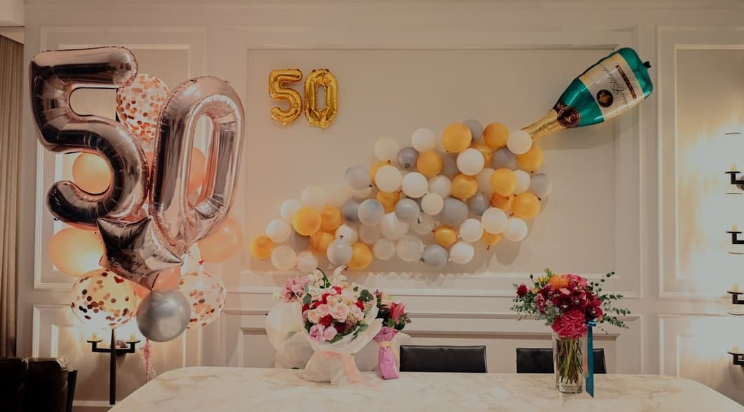 Doğum günü parti masası ve balon arkası (temsili görsel)