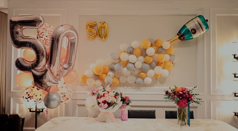 Doğum günü parti masası ve balon arkası (temsili görsel)