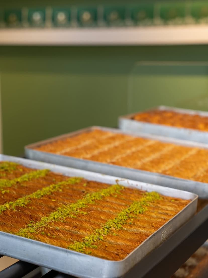 Vitrinde tepsi tepsi baklava