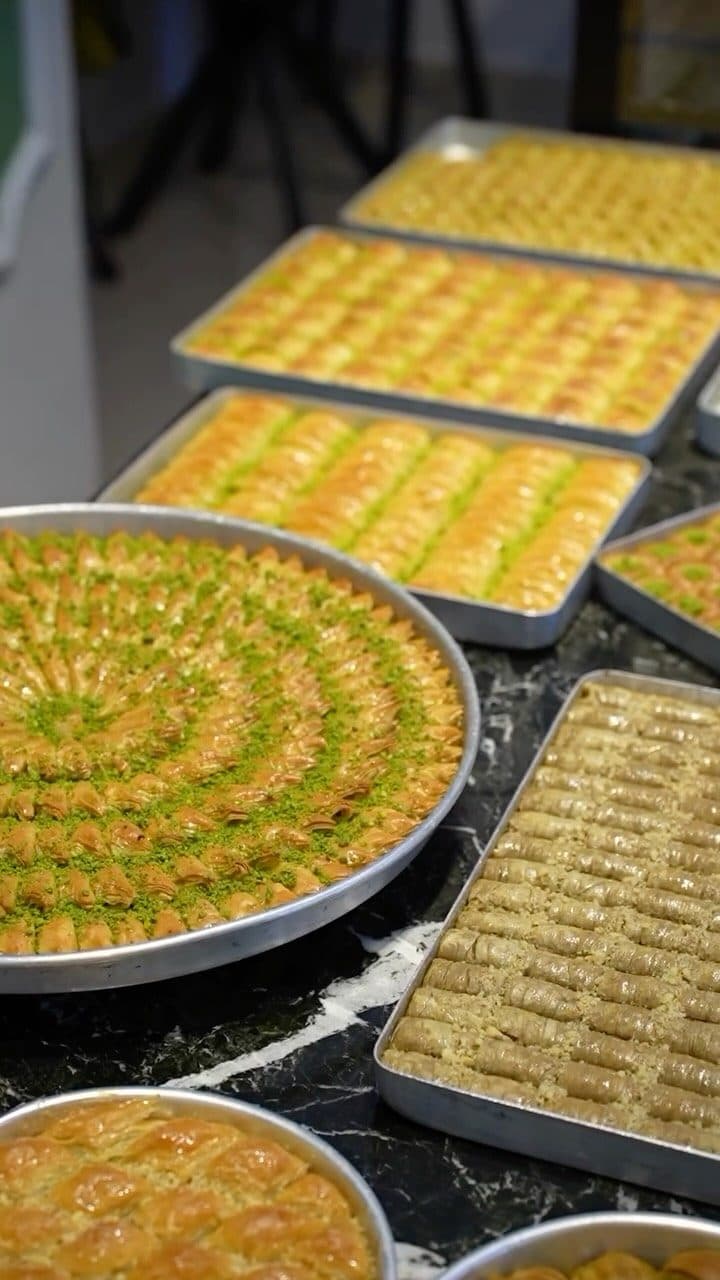 Baklava tepsileri vitrinde
