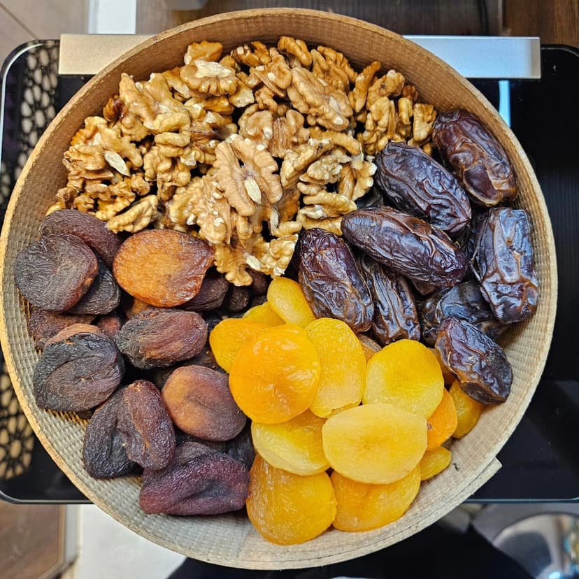 Ceviz, hurma ve kuru kayısı