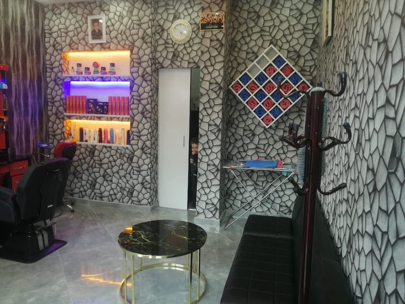 Salon iç mekânı — berber koltuğu ve bakım ürünleri