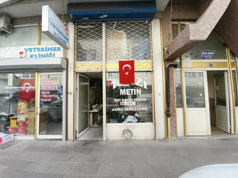 Dükkân ön cephesi ve giriş