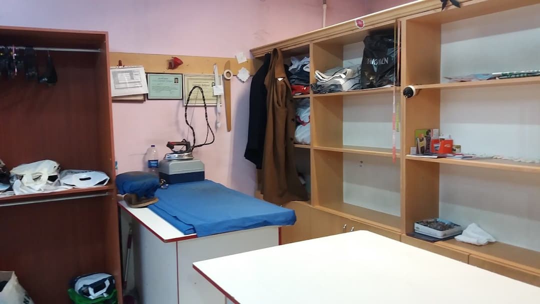 Atölyede ütü ve tadilat çalışma alanı