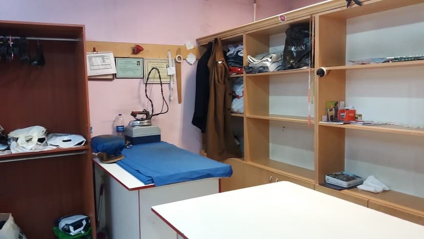 Atölyede ütü ve tadilat çalışma alanı