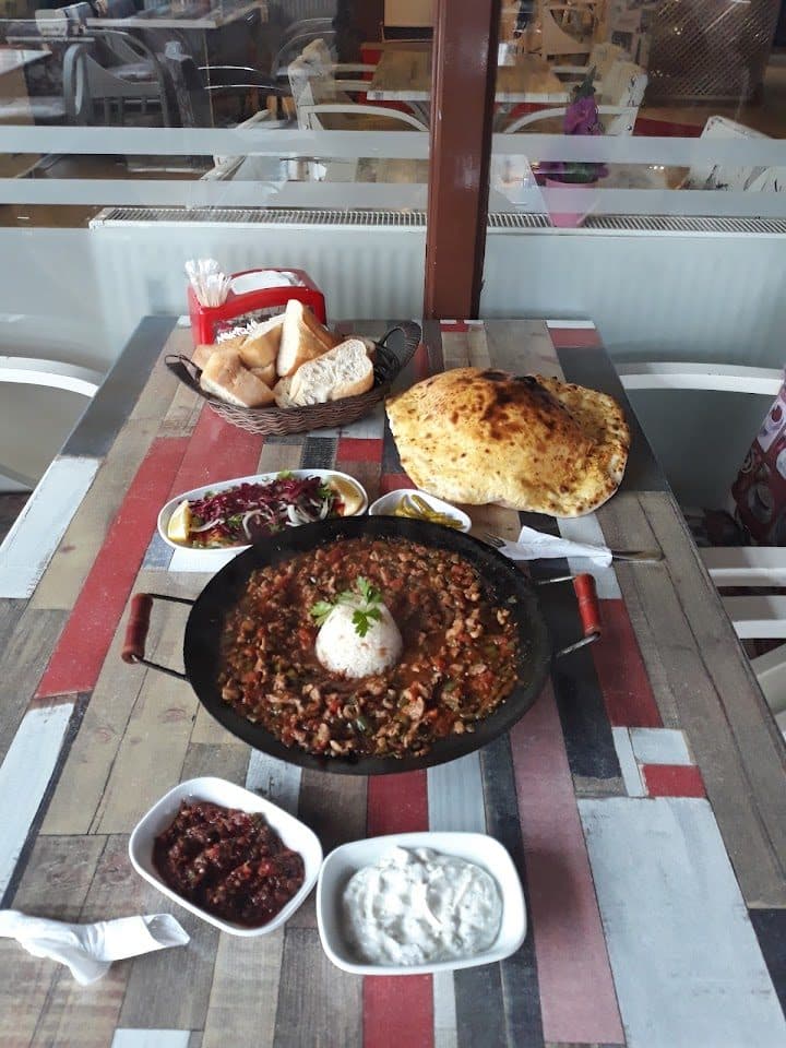 Pide, saç tava kavurma ve mezeler