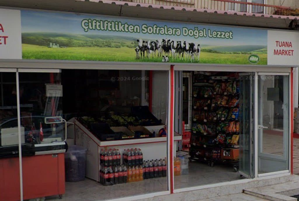 Market önündeki taze ürün reyonu (Google Street View)
