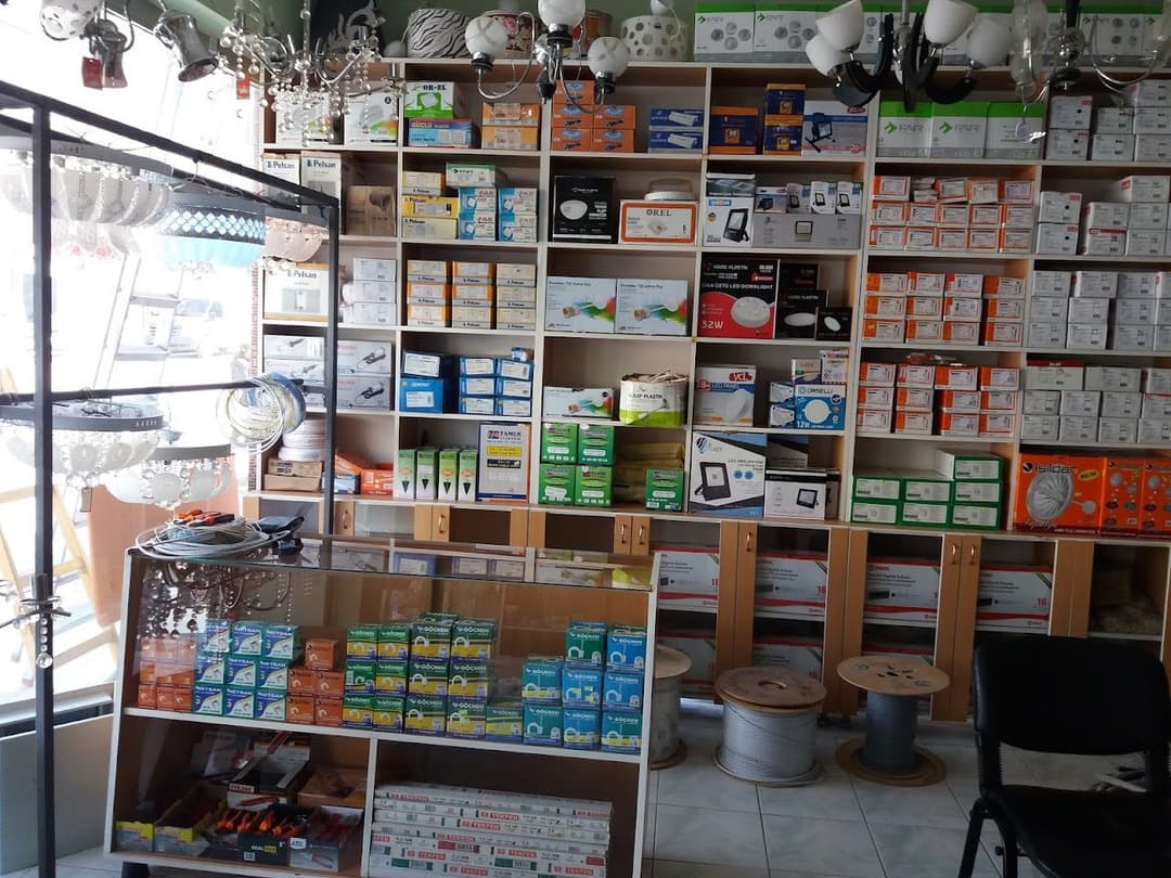 Mağaza içi: elektrik malzemeleri ve aydınlatma ürünleri