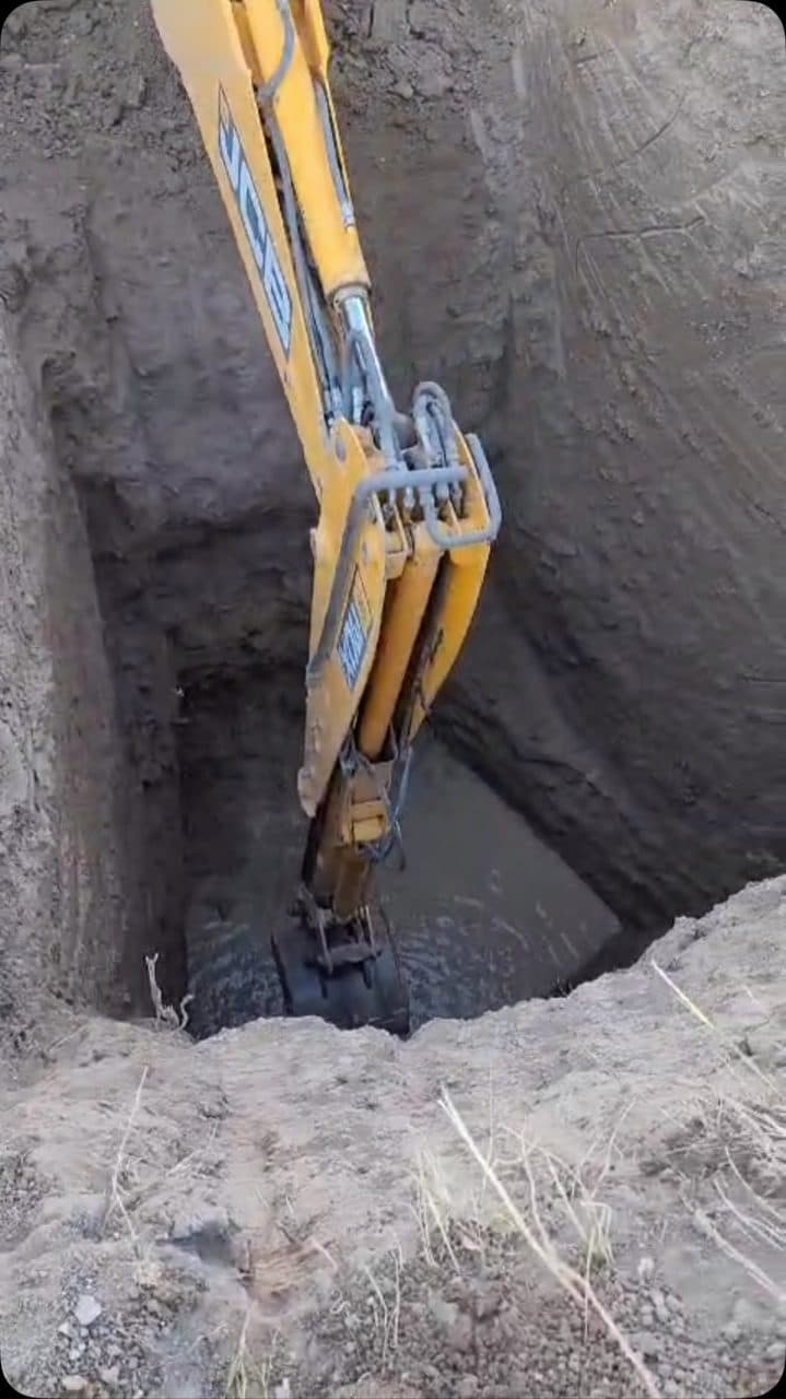 JCB ekskavatör ile derin kanal kazımı — Tümer Hafriyat
