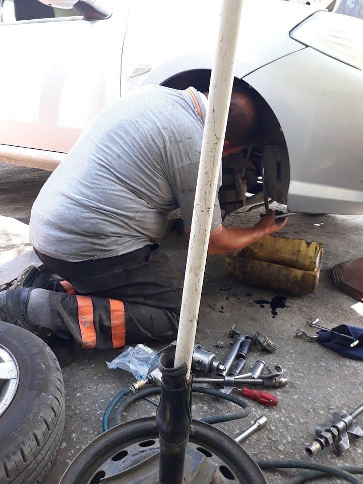 Atölyede araç bakım çalışması