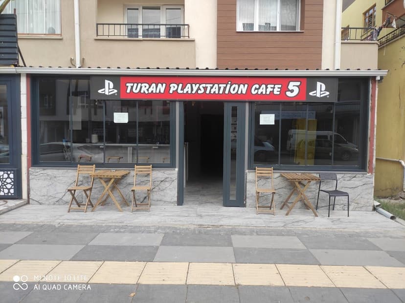 Turan Cafe Playstation dükkân cephesi ve dış oturma alanı
