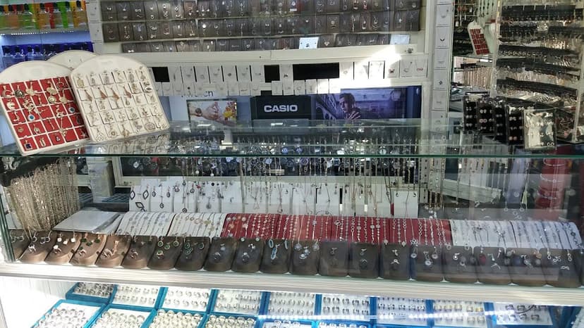 Gümüş takı ve kol saati teşhir reyonu
