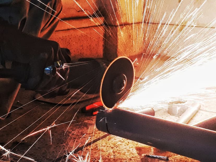 Metal taşlama ve kesim (temsili görsel)