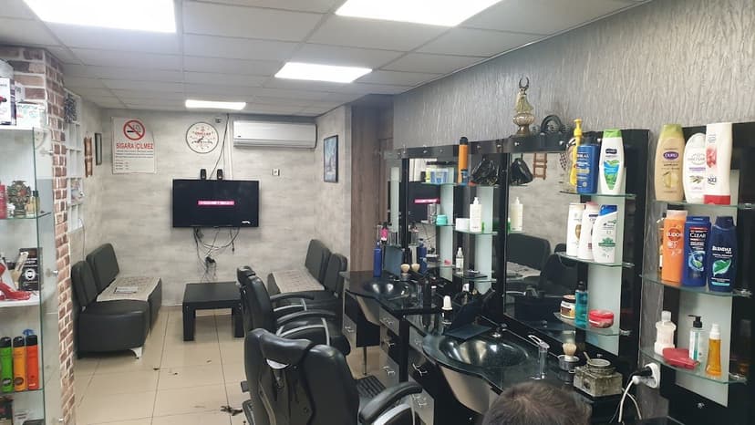 Salon iç görünümü — kesim koltukları ve bakım ürünleri