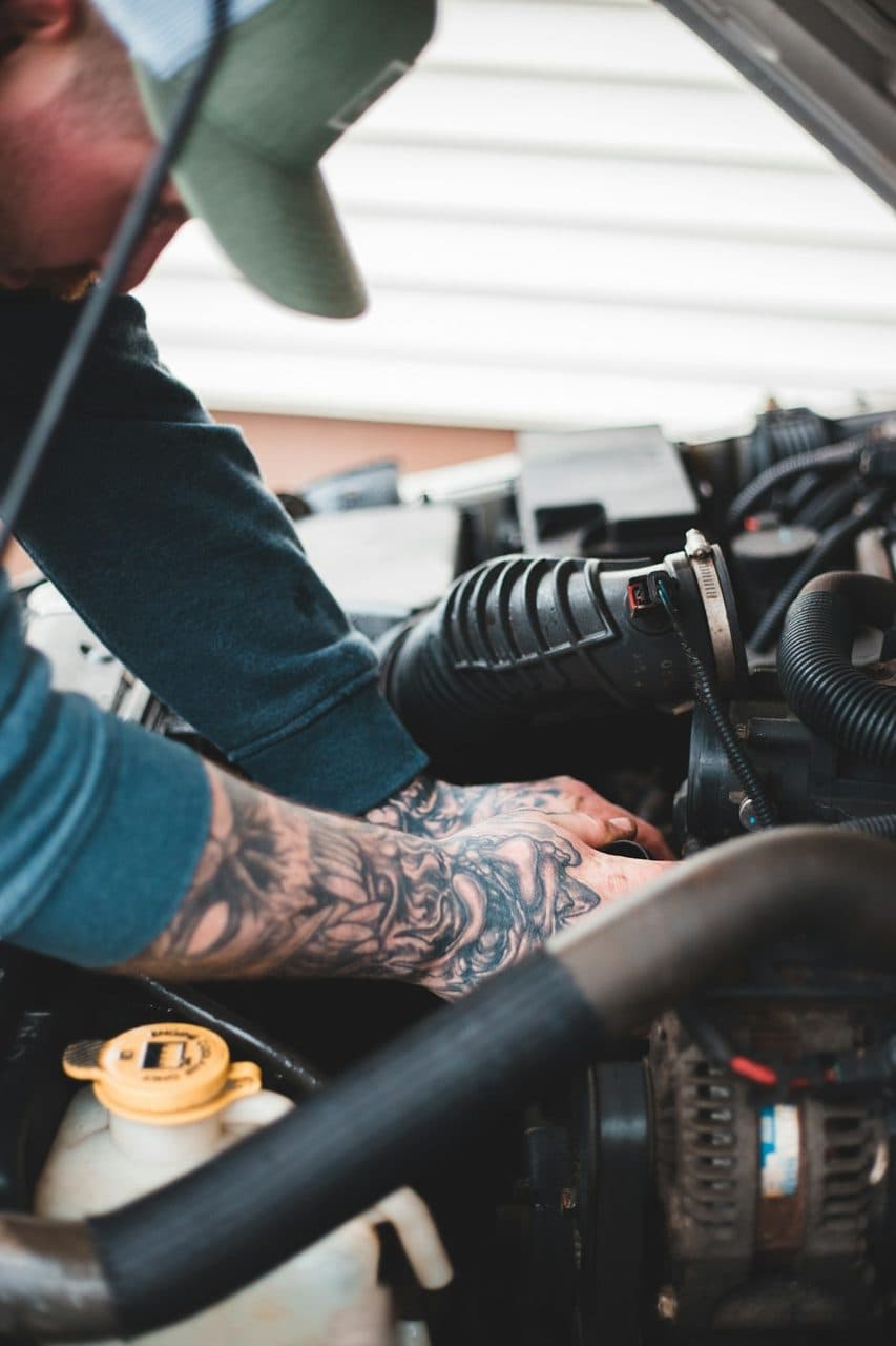 Motor bakımı yapan usta (temsili görsel)