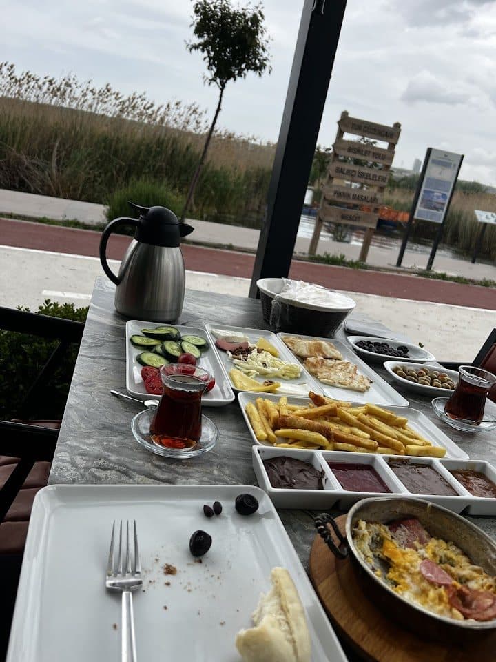 Göl kenarında semaver çayı ve gözleme — Uğrak Cafe