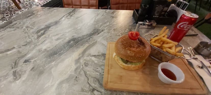 Hamburger ve patates kızartması