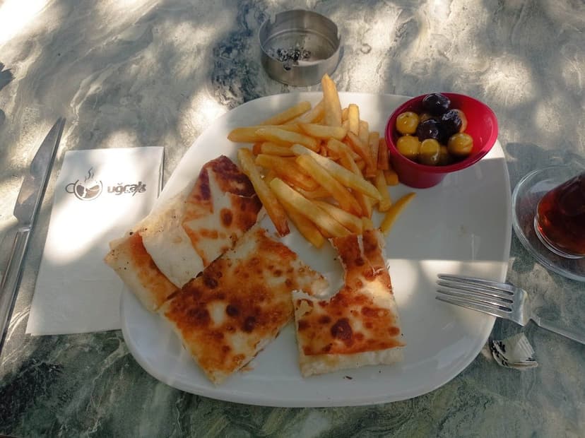 Sıcak hamur işi ve patates tabağı