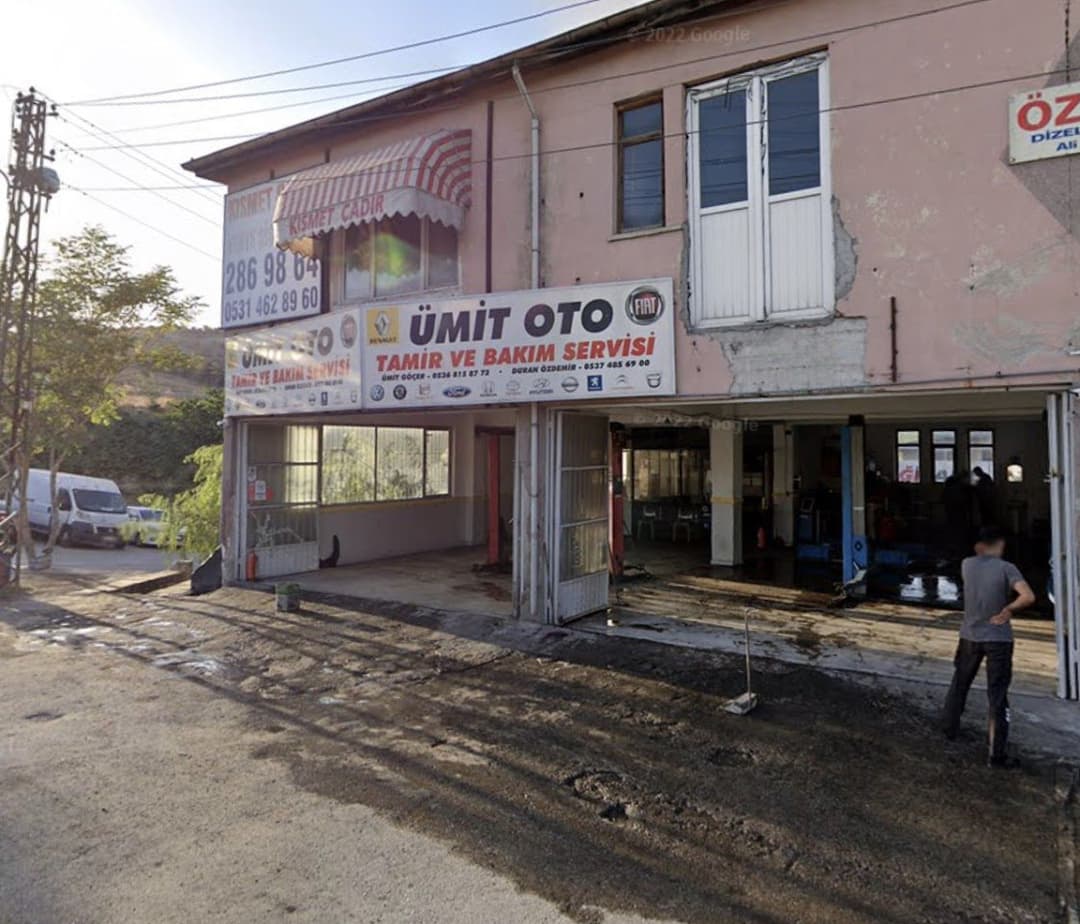 Servisin sokak cephesi ve servis bölümü