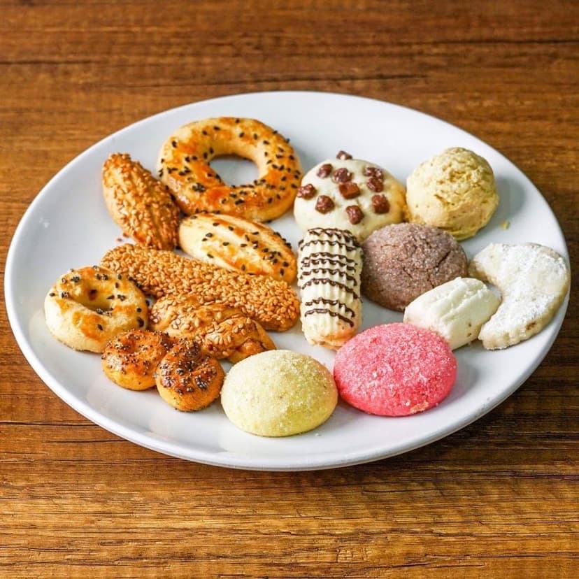 El yapımı kurabiye ve kuru pasta tabağı