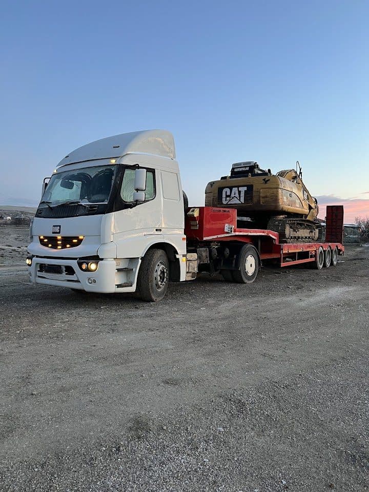 Lowbed/tır ile iş makinesi (ekskavatör) nakliyesi