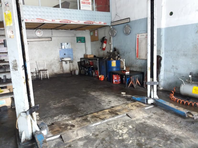 Servis atölyesi ve araç kaldırma lifti