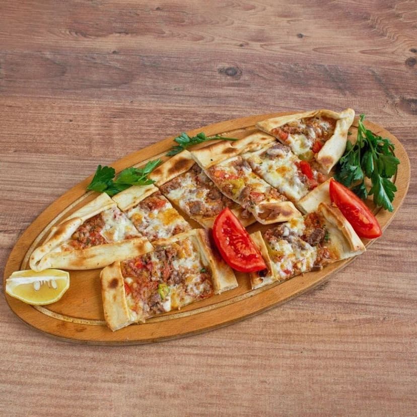 Tahta tabakta karışık pide