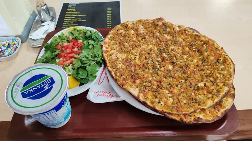 Lahmacun, mevsim salata ve ayran ile