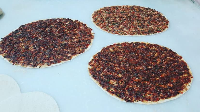 Fırına giren taze lahmacunlar
