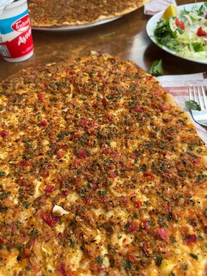 İnce hamurlu lahmacun yakın çekim