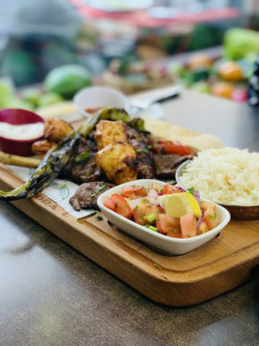 Kebap, pilav ve mevsim salata (temsili görsel)