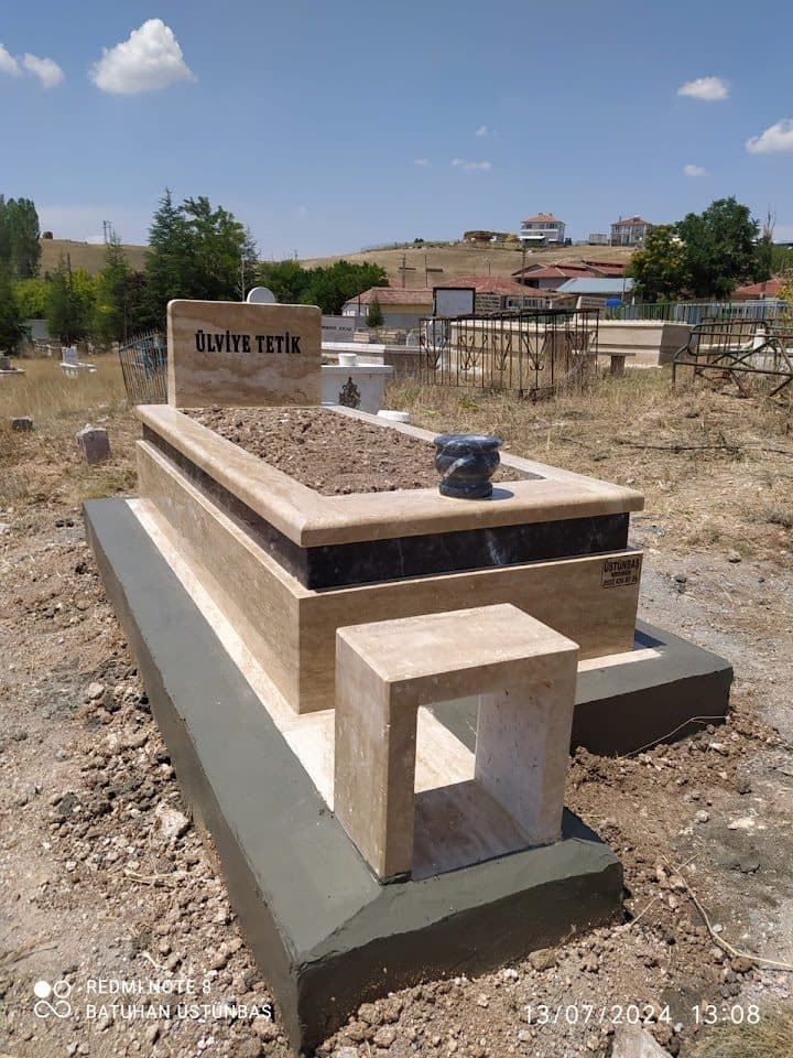 Travertenden hazırlanan anıt mezar