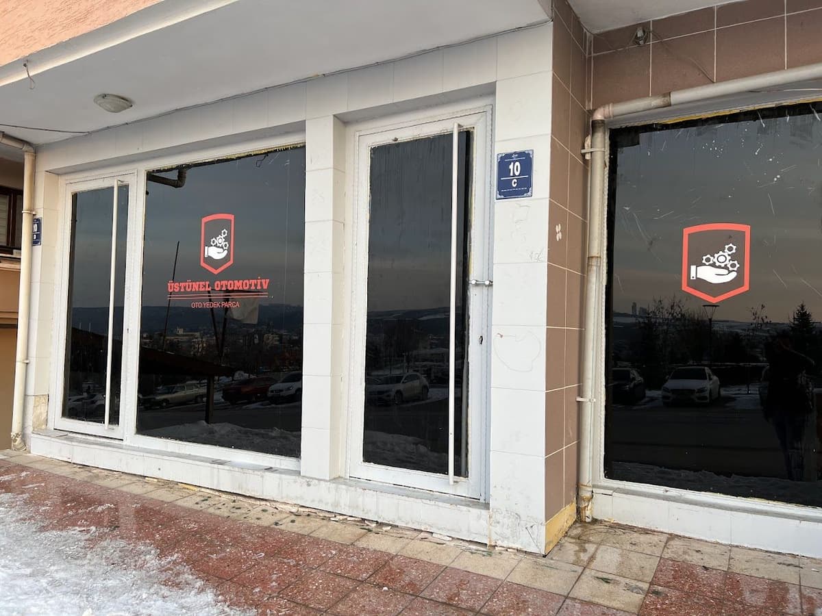 Üstünel Otomotiv dükkân vitrini (No:10/C)