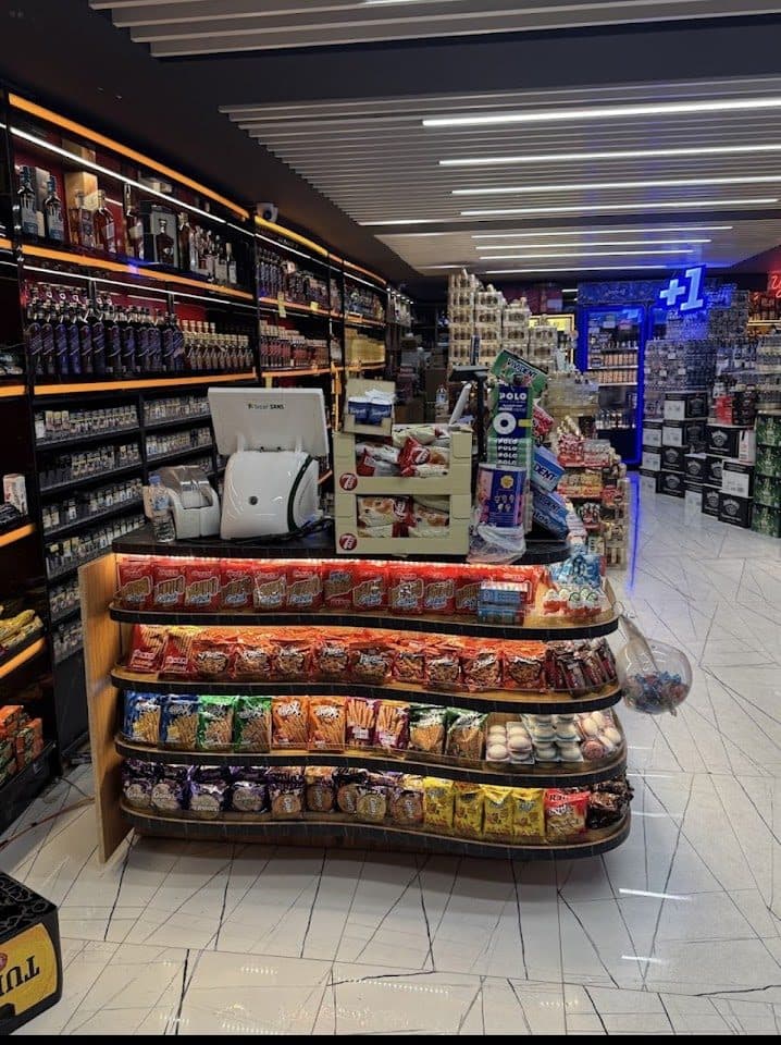 Market içi — içki, atıştırmalık ve market reyonları