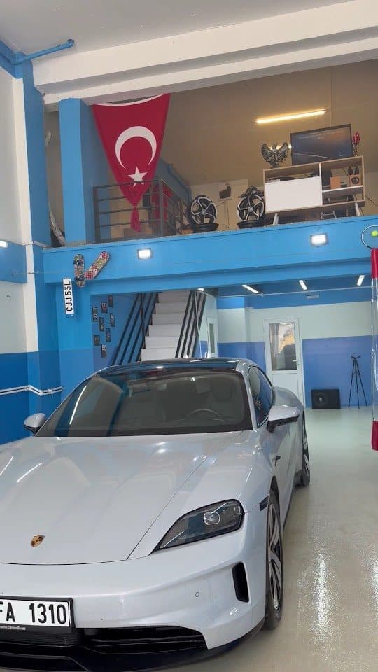 Detailing bölümünde araç bakımı