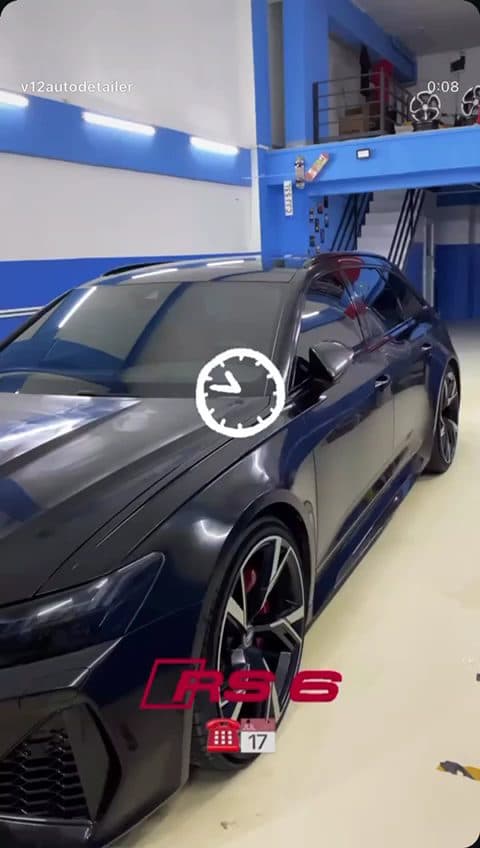Yıkama alanında spor otomobil bakımı