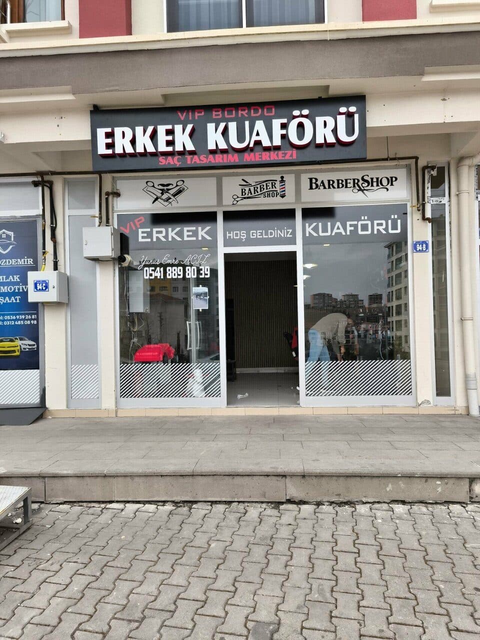 VIP Bordo Erkek Kuaförü dükkân cephesi