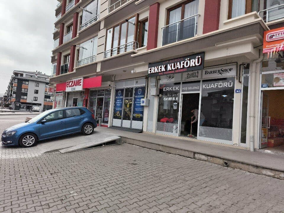 Dükkân ve çevresi sokak görünümü