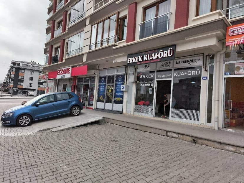 Dükkân ve çevresi sokak görünümü