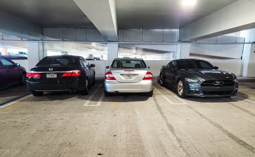 Kapalı otoparkta park edilmiş araçlar (temsili görsel)