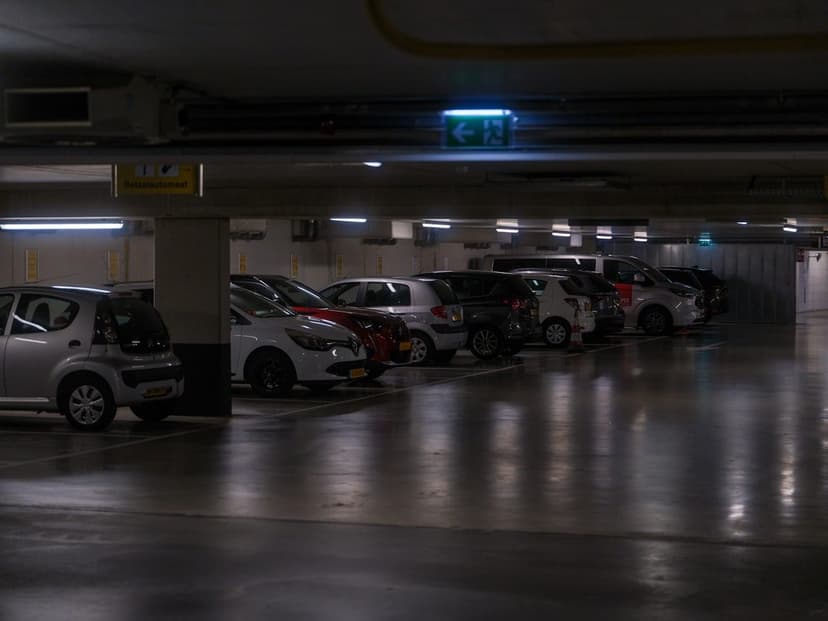 Düzenli kapalı garaj iç mekânı (temsili görsel)