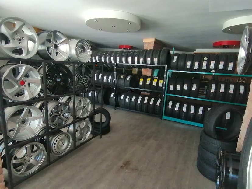 Dükkân içinde jant ve lastik rafları