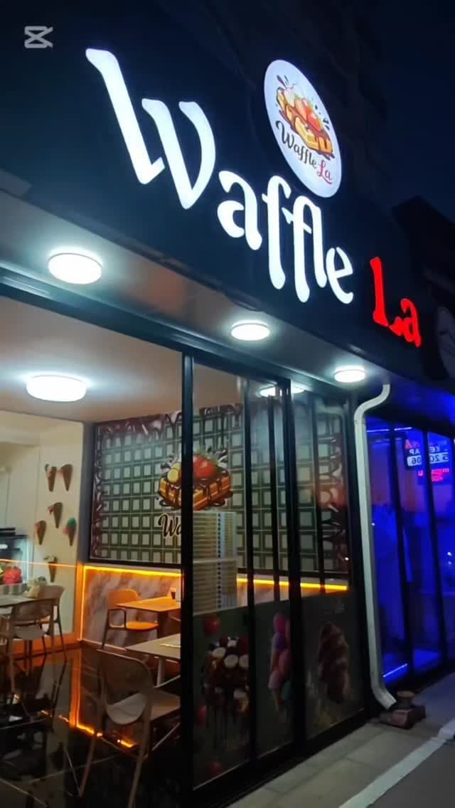 Waffle La dükkân cephesi ve iç mekânı (akşam)